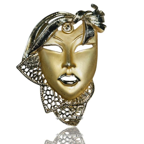 Vtg Mysterious Lady Mask Brooch 3d Hollow Masquerade Pin Matte Retro Gold Tone - Picture 1 of 11